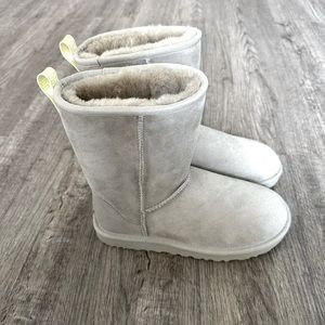 Classic Short II Light Gray UGG Boots Size: 7